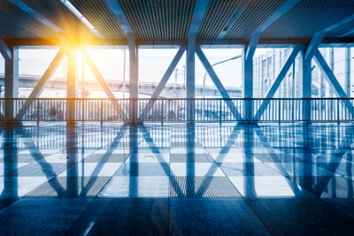 couloir-moderne-de-l-aeroport-ou-de-la-station-de-metro